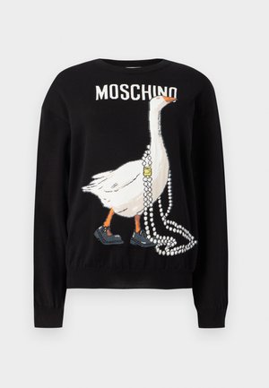 Svart tröja med en illustration av en gås som bär skor och håller pärlhalsband, med texten "MOSCHINO" ovanför.