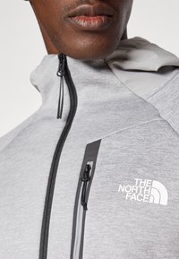 The North Face MOUNTAIN ATHLETICS HOODED 1/4  - Džemperis su gobtuvu - pale grey heather/meld grey