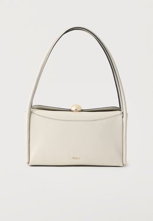 Krémová kožená kabelka s oblým horním držadlem, zlatou přezkou a malým zlatým logem Furla uprostřed předního panelu.