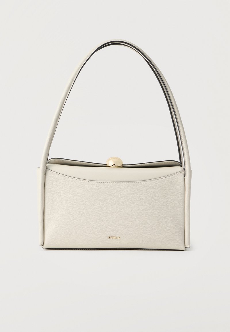 Bež usnjena torbica z ukrivljeno zgornjo ročico, zlatim zaponkom in majhnim zlatim logotipom Furla, ki je nameščen na sredini sprednje plošče.