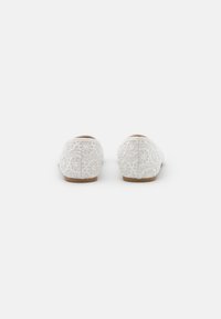 Balerini albe din dantelă cu model floral, superior din țesătură, căptușeală interioară moale și talpă din cauciuc maro deschis. Design cu vârf rotund.