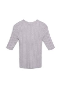 Maglia grigia a costine con scollatura rotonda e maniche a tre quarti, caratterizzata da un motivo testurizzato su tutta la superficie del tessuto.
