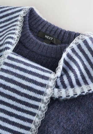 Sötétkék és világoskék csíkozott pulóver, bordás gallérral és csipkés díszítéssel. Puha kötött anyagból készült, "NEXT" márkájú címkével.