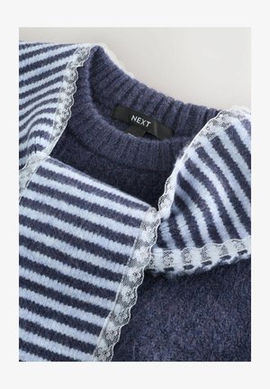Sötétkék és világoskék csíkozott pulóver, bordás gallérral és csipkés díszítéssel. Puha kötött anyagból készült, "NEXT" márkájú címkével.