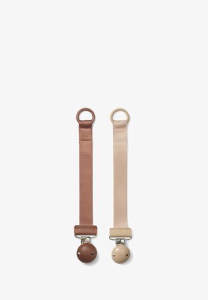 To pacifier clips med stofremme i brun og beige, med runde trædetaljer i enderne, sikret med metalclips.