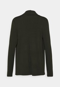 Tmavě zelený kardigan s dlouhým rukávem, měkká látka, otevřený přední díl bez zapínání, bez límce, jemná textura a rovný spodní lem.