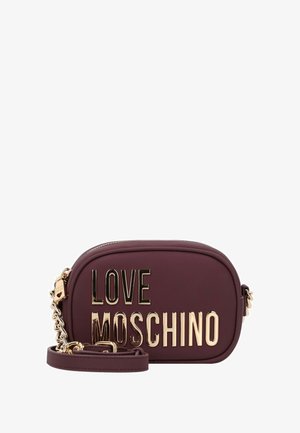 Sac besace bordeaux avec lettres dorées "LOVE MOSCHINO", texture lisse, chaîne et sangle, forme ovale, fermeture à glissière en haut.