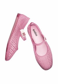 Zapatos estilo Mary Jane en color rosa, hechos de un material semitransparente. Presentan una parte superior texturizada y una correa con un detalle de hebilla.