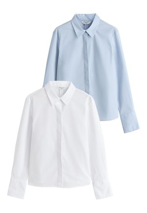 Dwie koszule z długim rękawem na guziki, jedna biała i jedna jasnoniebieska, z ostrymi kołnierzami, prezentowane na białym tle.