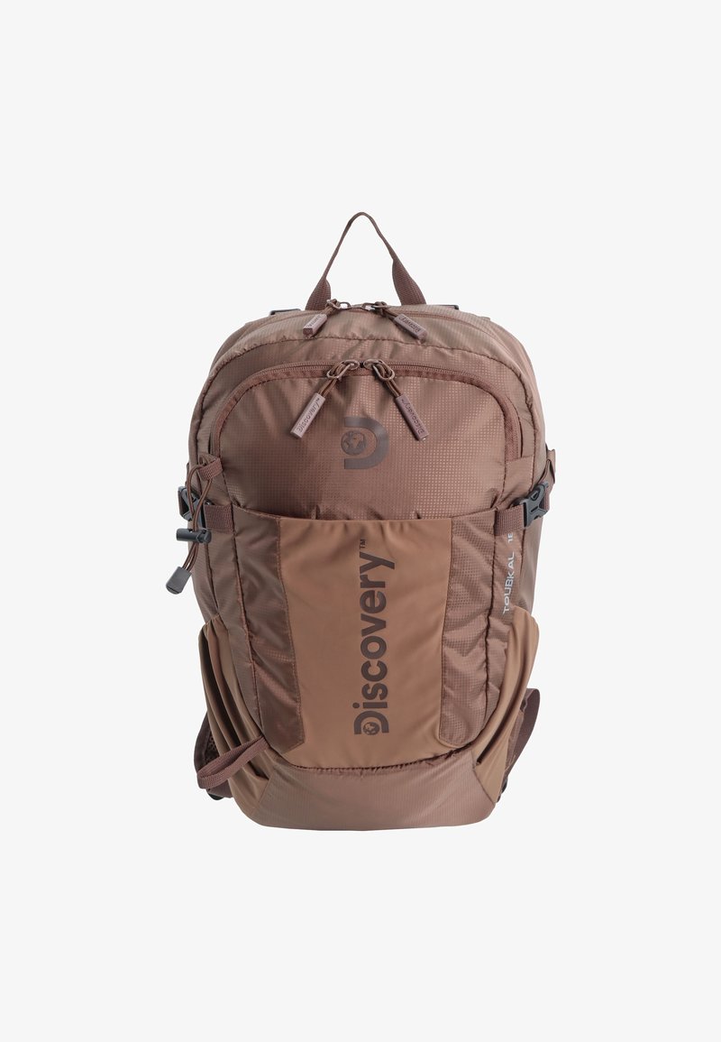 Brauner Rucksack mit einer strukturierten Außenseite, mehreren Reißverschlussfächern, gepolstertem Rücken und verstellbaren Trägern, die das "Discovery"-Logo tragen.