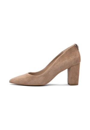Chaussure à talons hauts pour femme en suède beige, à bout pointu et talon bloc épais, vue de profil sur fond blanc.