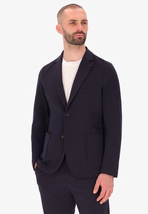 Blazer blu navy con due tasche frontali, chiusura a bottone singolo e rever a punta, realizzato in un tessuto morbido e leggero.