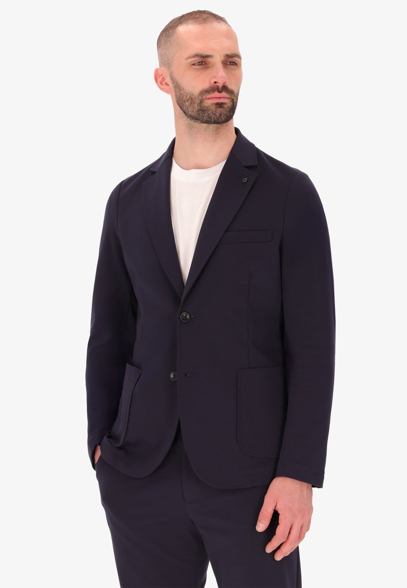 Blazer blu navy con due tasche frontali, chiusura a bottone singolo e rever a punta, realizzato in un tessuto morbido e leggero.