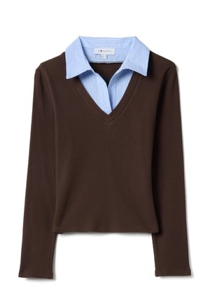 Braunes, geripptes Langarmshirt mit V-Ausschnitt und einem hellblauen, gestreiften Hemd mit Kragen darunter. Klassisches Lagenlook-Design.