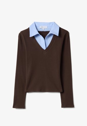 Braunes, geripptes Langarmshirt mit V-Ausschnitt und einem hellblauen, gestreiften Hemd mit Kragen darunter. Klassisches Lagenlook-Design.