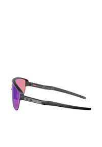 Occhiali da sole sportivi con montatura in plastica nera, lenti specchiate rosa e finiture testurizzate sugli steli. Design leggero e aerodinamico.