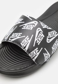 Nike Sportswear VICTORI ONE SLIDE - Baseina iešļūcenes - black/white