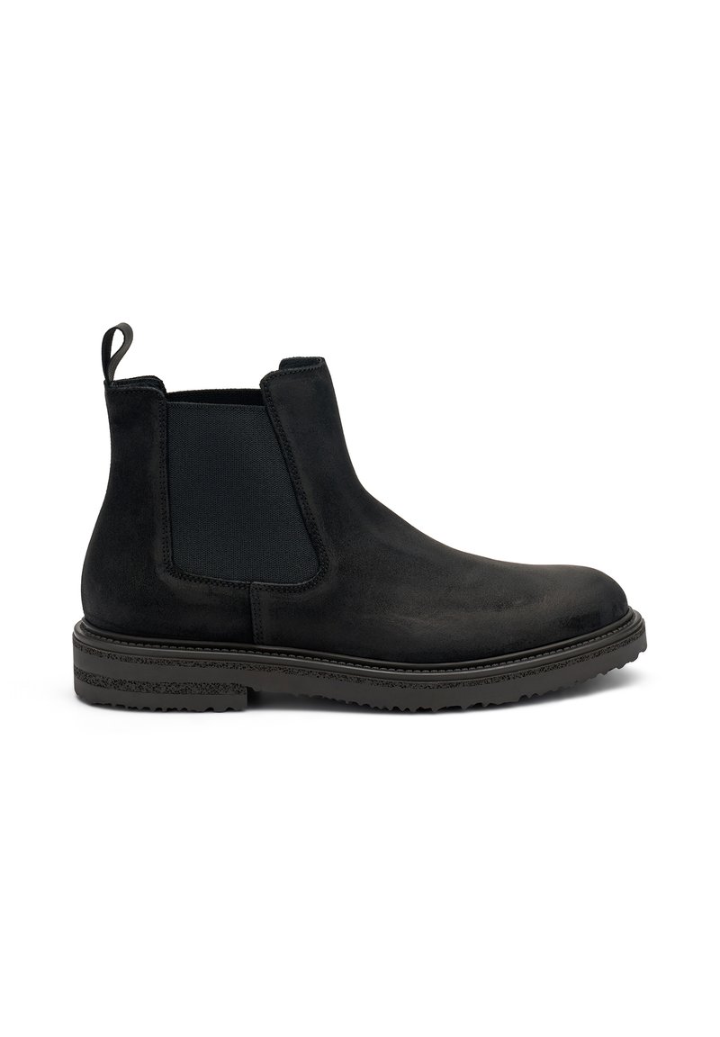 Stivale Chelsea nero in materiale scamosciato, con pannelli laterali elasticizzati, linguetta di aiuto e suola robusta. Presenta una superficie liscia e un design a punta arrotondata.