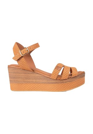 Sandalias de cuña en material sintético texturizado de color marrón-naranja, con tiras entrecruzadas, hebilla en el tobillo y una plataforma de madera a rayas.
