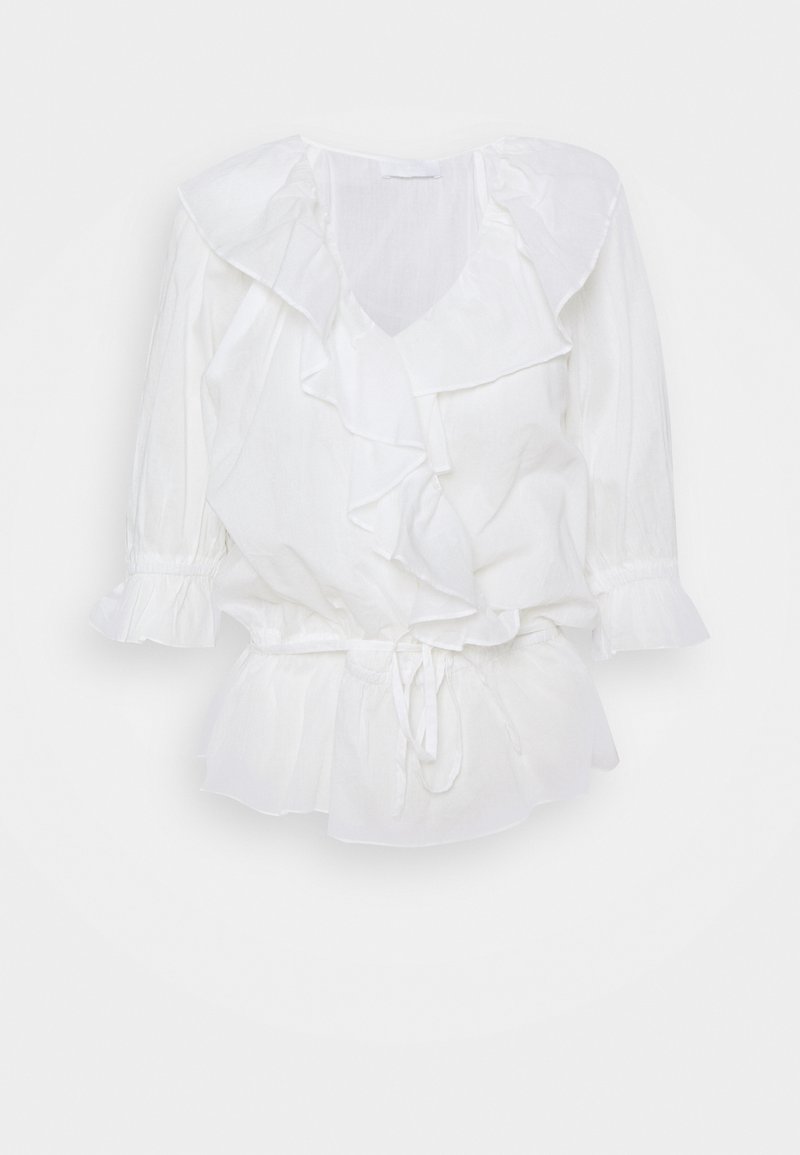 Blouse blanche à manches longues avec col en V à volants, devant croisé, ceinture à nouer et poignets et ourlet à volants.