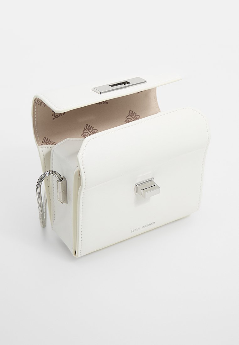 Weiße strukturierte Handtasche aus synthetischem Leder, mit einem silbernen Verschluss, einem Metallkettentragegurt und einem gefütterten Innenraum mit Logodruck.