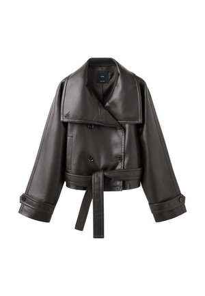 Veste cropped en cuir marron foncé avec un large col, des boutons double boutonnage et une taille ceinturée. Présente des poignets surdimensionnés et une texture lisse.