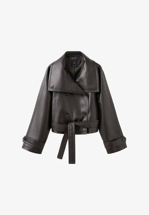 Veste cropped en cuir marron foncé avec un large col, des boutons double boutonnage et une taille ceinturée. Présente des poignets surdimensionnés et une texture lisse.