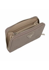 Beige texturen portemonnee met ritssluiting, voorzien van een geperst patroon, zilverkleurige hardware en meerdere binnenvakken.