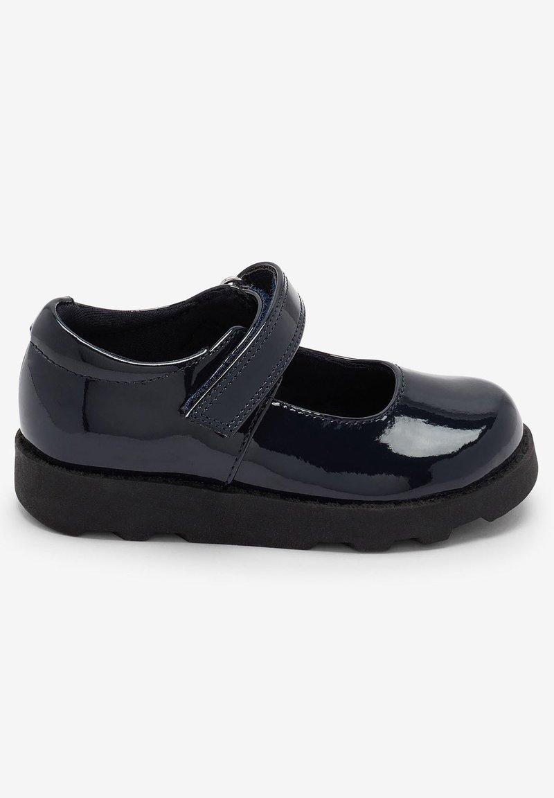 Chaussure Mary Jane en cuir verni noir brillant avec une semelle noire épaisse et une bride velcro sur le dessus.