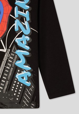 Maglietta nera a maniche lunghe con una graphic colorata di Spider-Man con accenti blu e rossi, che rappresenta la ragnatela e uno sfondo di skyline urbano.