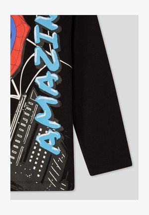 Maglietta nera a maniche lunghe con una graphic colorata di Spider-Man con accenti blu e rossi, che rappresenta la ragnatela e uno sfondo di skyline urbano.