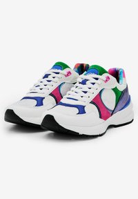 Sneakers bianchi con accenti multicolori in rosa, blu, verde e viola. Materiali in rete e sintetico; punta tonda, suola nera spessa.