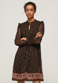 Rochie neagră cu model floral, material transparent, mâneci cu volane, detalii cu fundă la gât și fustă cu margine contrastantă. Lungime medie și croi lejer.