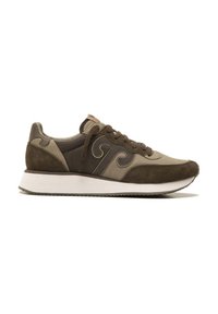 Sneaker marrone e beige realizzato in materiali suede e pelle, punta rotonda, design con lacci e suola in gomma bianca. Presenta dettagli curvi sui lati.