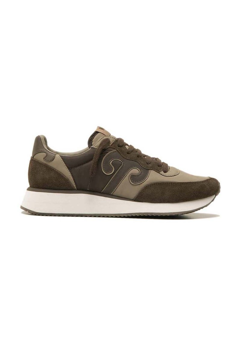 Sneaker marrone e beige realizzato in materiali suede e pelle, punta rotonda, design con lacci e suola in gomma bianca. Presenta dettagli curvi sui lati.