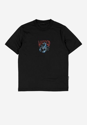 T-shirt nera in cotone con grafica di uno scorpione in blu e rosso, con la parola "WASTED" sopra. Maniche corte e scollatura rotonda.