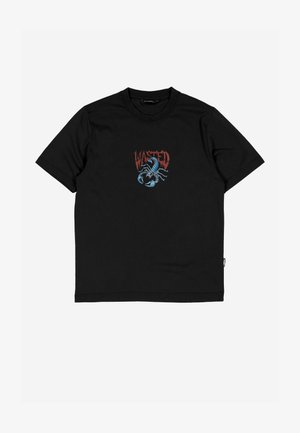 Svart bomull T-skjorte med et skorpionmotiv i blått og rødt med ordet "WASTED" over. Kort ermer og rund hals.