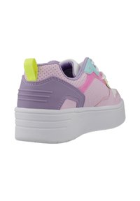Lage sneakers in roze en paars met geperforeerd materiaal, een witte zool en kleurrijke accenten. Heeft een trekhaak in felgeel.