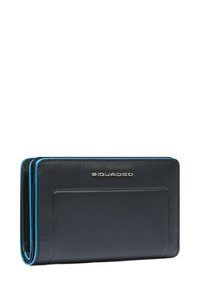 Portafoglio in pelle nera con cuciture decorative blu, caratterizzato da un design elegante, logo in rilievo e uno scomparto esterno per carte. Compatto e organizzato.