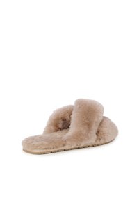 Pantofole beige pelose con una morbida texture simile alla pelle di pecora. Design open toe e ampie cinghie in pelliccia per un maggiore comfort. Suola in gomma flessibile per una buona presa.