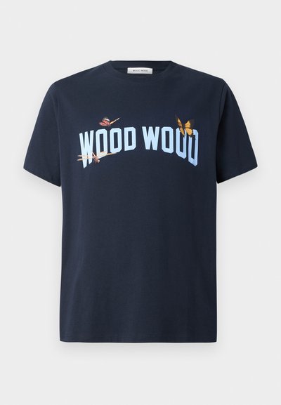 Camiseta de algodón azul marino con el texto "WOOD WOOD" en azul claro, y diseños de mariposas en varios colores en la parte frontal. Manga corta, cuello redondo.