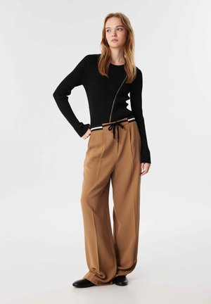 - Spodnie treningowe