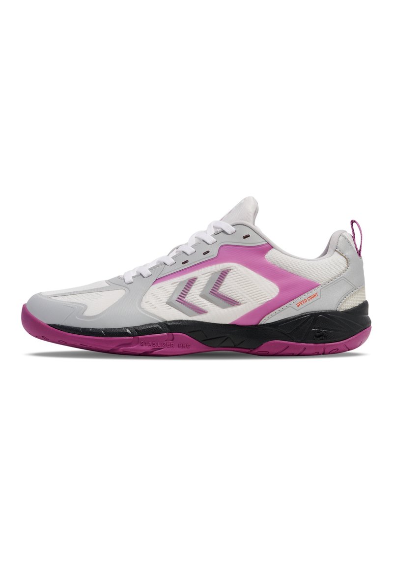 Scarpa athletic grigia con accenti rosa, dotata di tomaia texturizzata, lacci bianchi e suola nera con scanalature per una migliore aderenza.