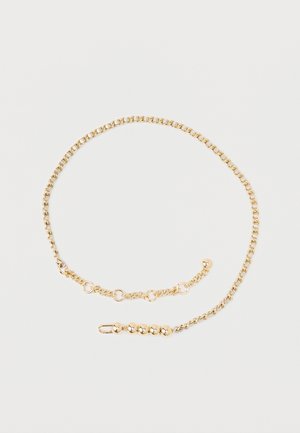 Collier délicat en chaîne d'or avec des maillons circulaires réglables et cinq petites perles en or près du fermoir, présenté sur un fond blanc.