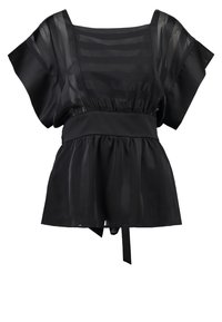 Sort bluse med gennemsigtige diagonale striber, korte ærmer, en indsnøret talje og en klokkeformet peplum bund med en bindedetalje på ryggen.