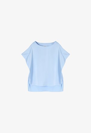 Svetlo modra bluzica s kratkimi rokavi, sproščenega kroja, okroglim ovratnikom, gladko teksturo in rahlo zaobljenim robom.