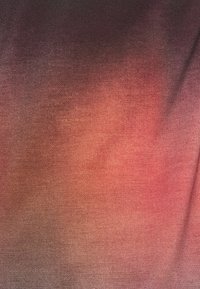 Tissu dégradé à texture tissée, passant du brun foncé à des nuances rose rougeâtre, avec des fibres visibles et un ombrage subtil.