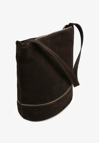 Bolso de hombro de ante marrón con forma redondeada, detalle de cremallera dorada y una correa larga, con una textura suave y un diseño minimalista.