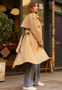 Friends Like These REGULAR FIT - Trenčkot - camel