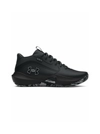 Chaussure de sport noire avec tige texturée, dotée de lacets et d'un col rembourré. La semelle présente un design en motif blanc et noir.